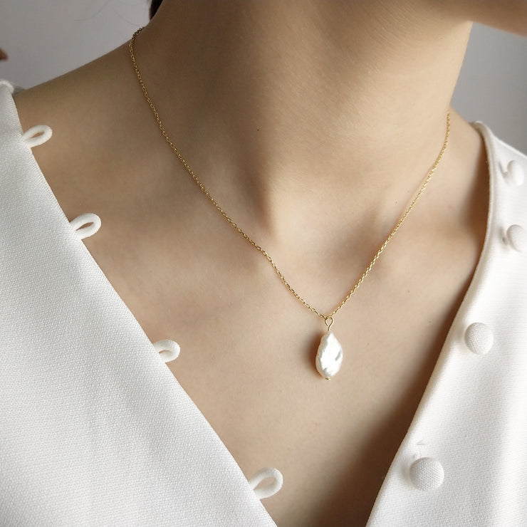 Single Baroque  Pearl Gold Necklace